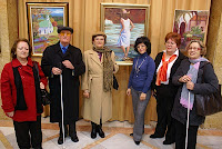 Alumnos del taller de pintura posan junto a su monitora y los cuadros que han realizado