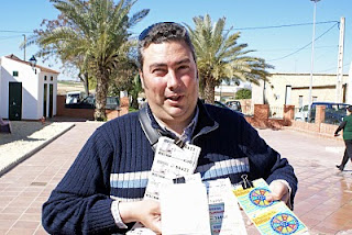 José Manuel Fernández posa feliz enseñando los cupones que vende diariamente