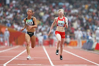 Imagen de dos de las atletas en plena carrera