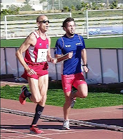 Imagen de una de las pruebas con dos atletas sobre la pista corriendo