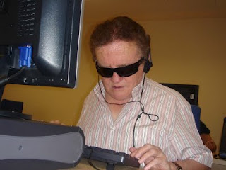 Una de las personas ciegas asistentes a las jornadas en Jaén, trabajando con el ordenador