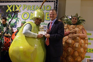 Entrega del segundo premio de los Fermín Salvochea a la chirigota 'Ricas y maduras' de manos del delegado de la ONCE en Andalucía, Patricio Cárceles