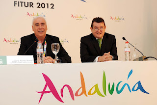 El consejero de Turismo, Comercio y Deporte de la Junta, Luciano Alonso y el director general de la ONCE, Ángel Sánchez durante el acto en FITUR