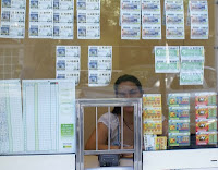 Imagen del puesto de venta de la ONCE a la entrada de la Delegación Territorial