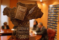 Primer plano de la imagen de la escultura que se entregó como premio en los dos concursos