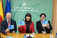 De izquierda a derecha el delegado de la ONCE, la consejera de Igualdad y el director de Discapacidad muestran a las cámaras la nueva tarjeta de aparcamiento