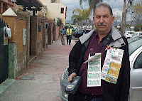Pedro Rodríguez Torreblanca posa enseñando los cupones que vende diariamente