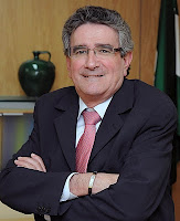 Luis Pizarro Medina, consejero de Gobernación y Justicia de la Junta de Andalucía posando