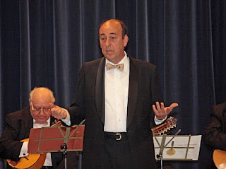 Joaquín Núñez dirigiéndose al público de un concierto en Huelva