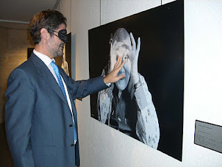 Cañadilla, con los ojos tapados tocando una de las imágenes de la exposición