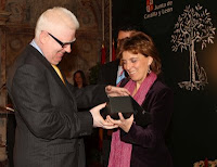 Fernando Torres en el momento de recoger su premio de manos de la consejera de Cultura de Castilla y León