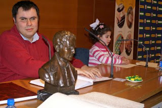 Una alumna de Primaria y un vendedor fueron los primeros en leer la biografía de Luis Braille