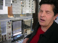 Concepción Carballo en el interior de su kiosco