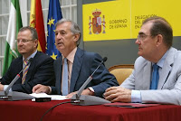 El delegado del Gobierno en Andalucía en un momento de su intervención junto al delegado territorial de la ONCE