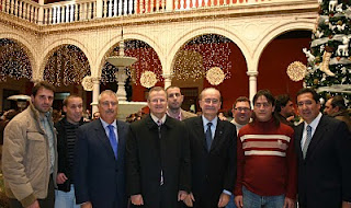 El presidente de la FADEC con el presidente de CajaSol, de la Fundación Andalucía Olímpica, el alcalde de Málaga y los deportistas ciegos malagueños