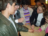 Los alumnos atienden las explicaciones en la exposición de Baena