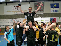 El equipo ganador aupa a hombros la copa