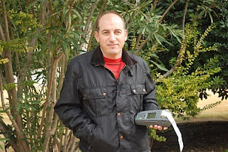 Primer plano de Miguel Casanueva con su TPV en las manos