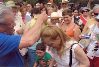 Un momento del bautismo rociero de una afiliada