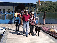 Una pareja de afiliados salen del recorrido de la embarcación