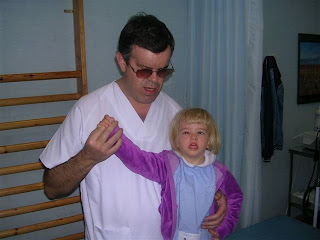 Imagen de Antonio Fernández con una niña entre sus brazos