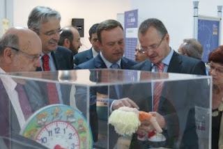 El delegado territorial muestra la muñeca Braillín al delegado de la Junta, Subdelegado del Gobierno y presidente de CajaGRANADA