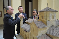 El alcalde de Málaga y el director de la ONCE en la provincia comprueban al tacto la belleza de la iglesia de San Martín de Fromista de Palencia
