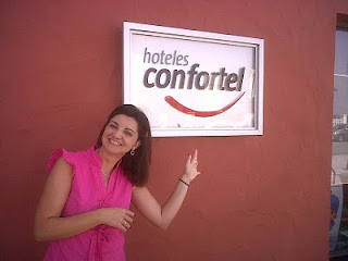 Belén Maraver muy sonriente junto al logo del Hotel