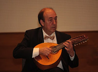 Joaquín Núñez con su bandurria en un concierto de Huelva