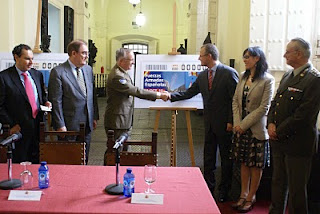 El Teniente General Jefe de la Fuerza Terrestre, Virgilio Sañudo, estrecha la mano de Patricio Cárceles, delegado territorial de la ONCE en Andalucía