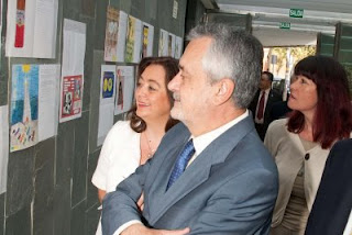 José Antonio Griñán, Mar Moreno y Micaela Navarro observan los trabajos expuestos