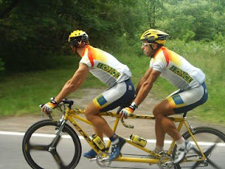 González y Suárez pedaleando sobre la carretera