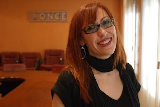 Primer plano sonriente de Mónica Madrid en la sala de juntas del Consejo Territorial