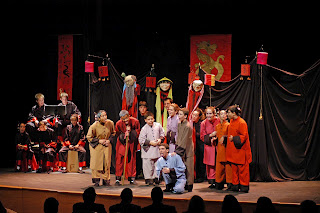 Imagen de la actuación de los gaditanos de Menudo Trajín