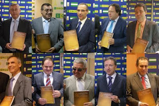 Montaje gráfico de los diez directores administrativos andaluces con la Memoria en sus manos