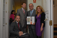 El director de la ONCE en Málaga con el alcalde malagueño mostrando la nueva publicación en braille