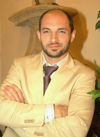 Primer plano de Raúl López sonriente