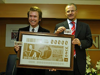 Raphael y Patricio Cárceles sosteniendo la imagen del cupón