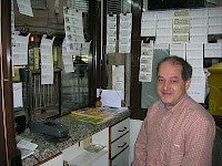 José Manuel Sedano, sonriente, en el interior de su kiosco
