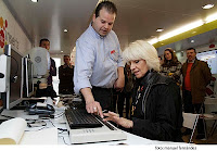 La alcaldesa de Cádiz, Teófila Martínez, en su visita al aula Por Talento en Cádiz