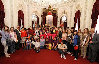 Foto de familia de los participantes con la alcaldesa de Cádiz en el salón de plenos del Ayuntamiento gaditano