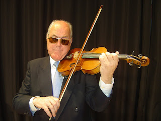 Primer plano del profesor Somoza con su violín