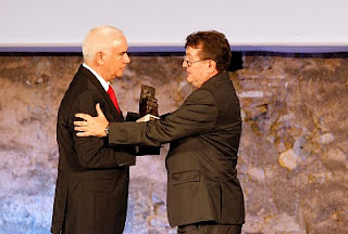 Ángel Sánchez recibe la estatuilla que simboliza el premio de Embajador de Andalucía a la ONCE