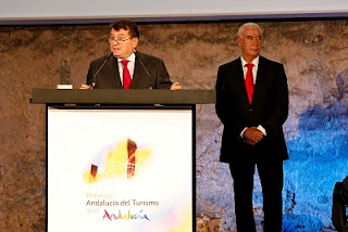 Un momento de la intervención del director general con el consejero de Turismo, Comercio y Deportes, al lado en el escenario