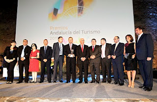 Foto de familia del consejero y el director general de la ONCE con los representantes de la Organización que asistieron al acto
