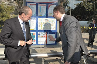 El alcalde de Málaga, Francisco de la Torre y el director de la ONCE en Málaga, Cristóbal Martínez en una de las paradas de autobuses adaptadas