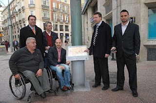 En la foto posando: el director general de Turismo,Arturo Bernal, el concejal de Accesibilidad Universal, Raúl López, el director de la ONCE en Málaga, Cristóbal Martínez, el presidente de la Sociedad Federada de Sordos Daniel Aguilar, el presidente de la FAMF, Joaquín Fernández, y el presidente de la Asociación malagueña de esclerosis múltiple, Baltasar del Moral
