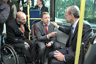 Cirstóbal Martínez y Francisco de la Torre en uno de los autobuses donde se activa el sistema de audio con un mando