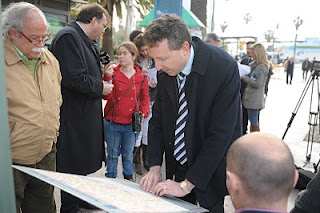 El director de la ONCE en Málaga, Cristóbal Martínez, leyendo en braille la información que aparece en el plano táctil