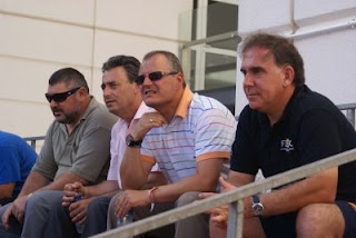 Francisco Obregón entre Patricio Cárceles y Alberto Morillas siguiendo el partido del Sevilla contra el Alicante B